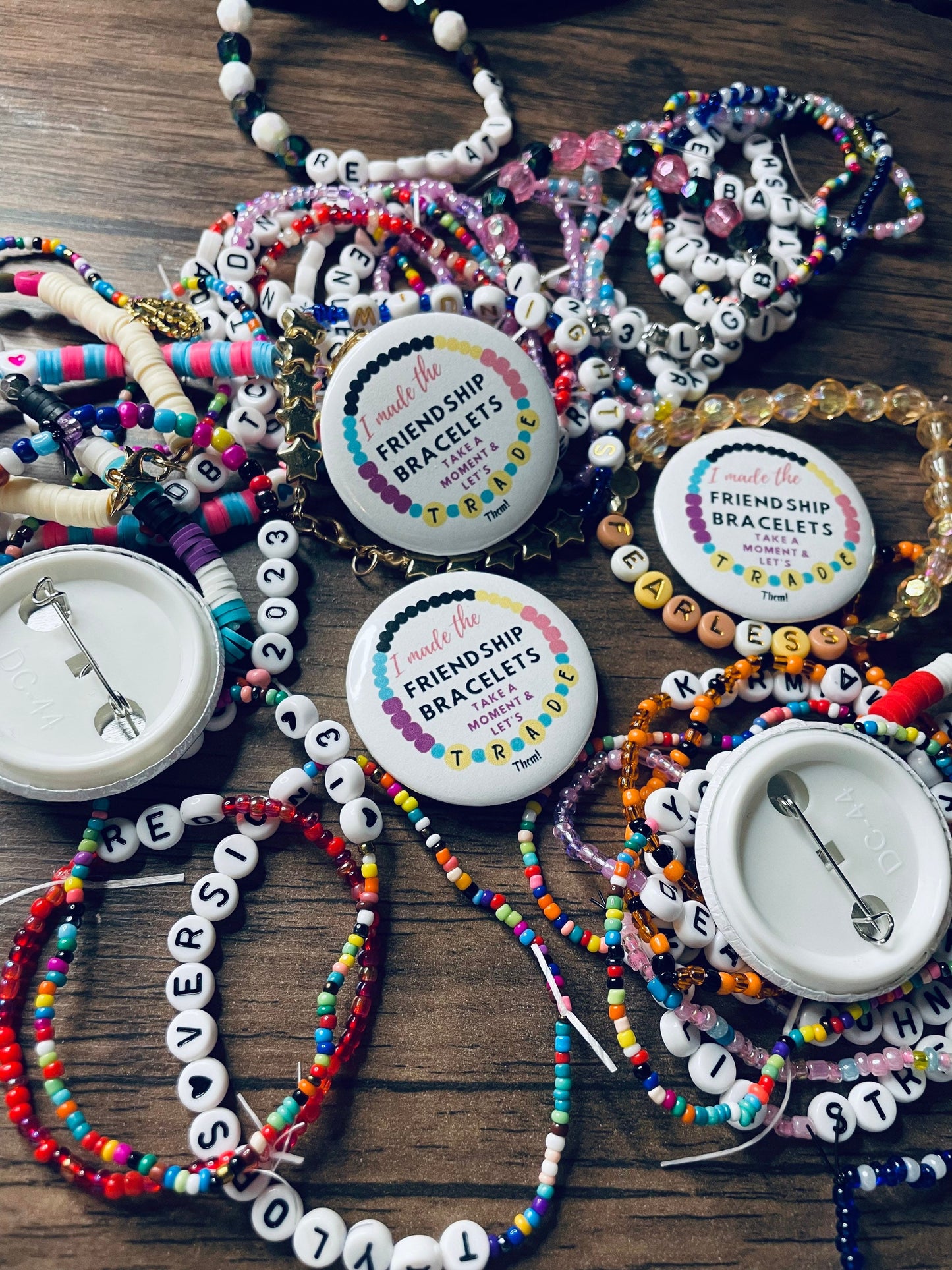 Friendship bracelet trading button
