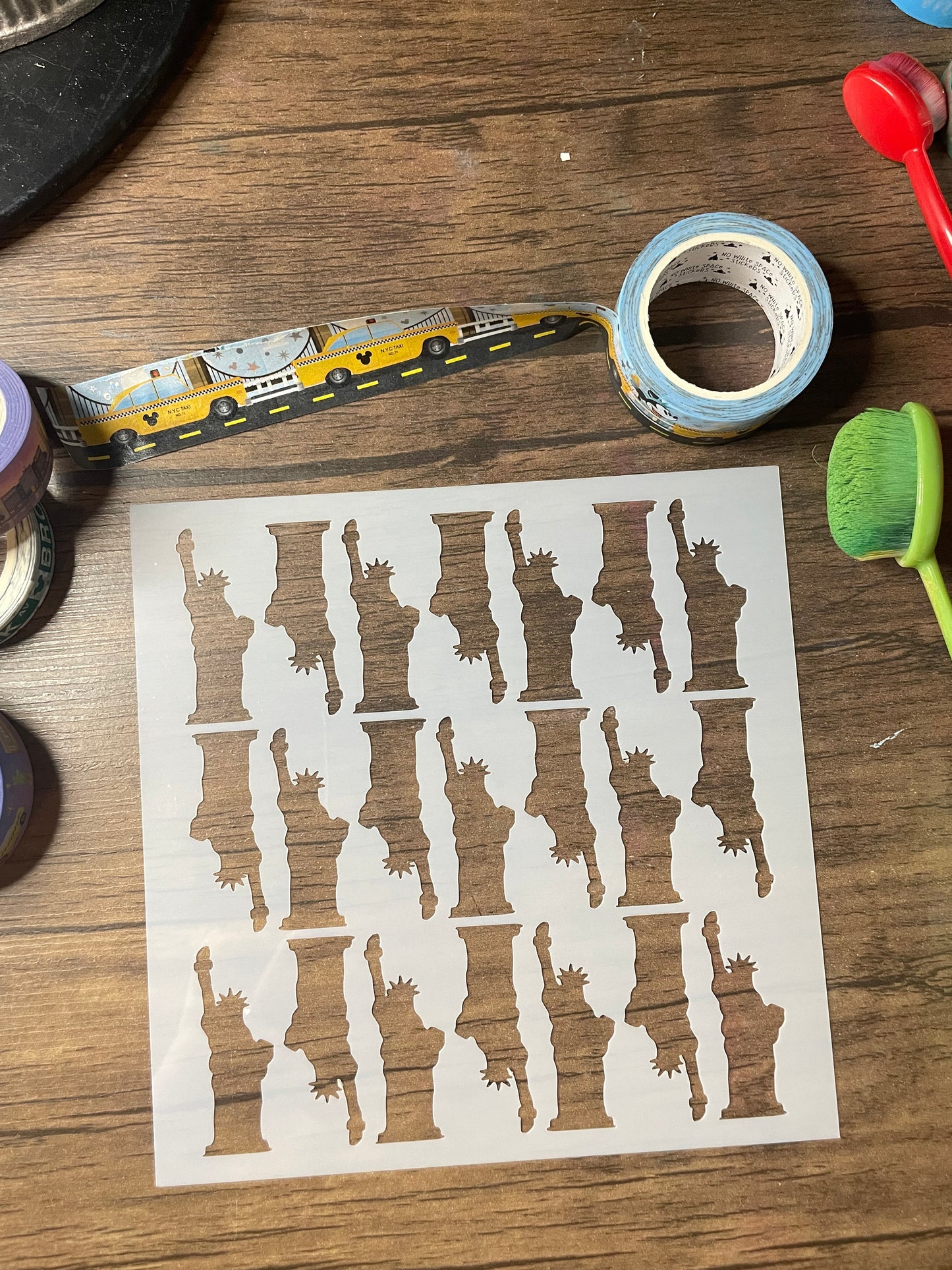 Alternating Statue of Liberty Pattern Stencil
